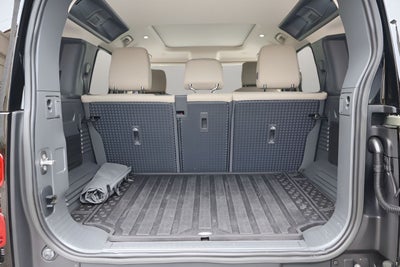 2023 Land Rover Defender 110 SE