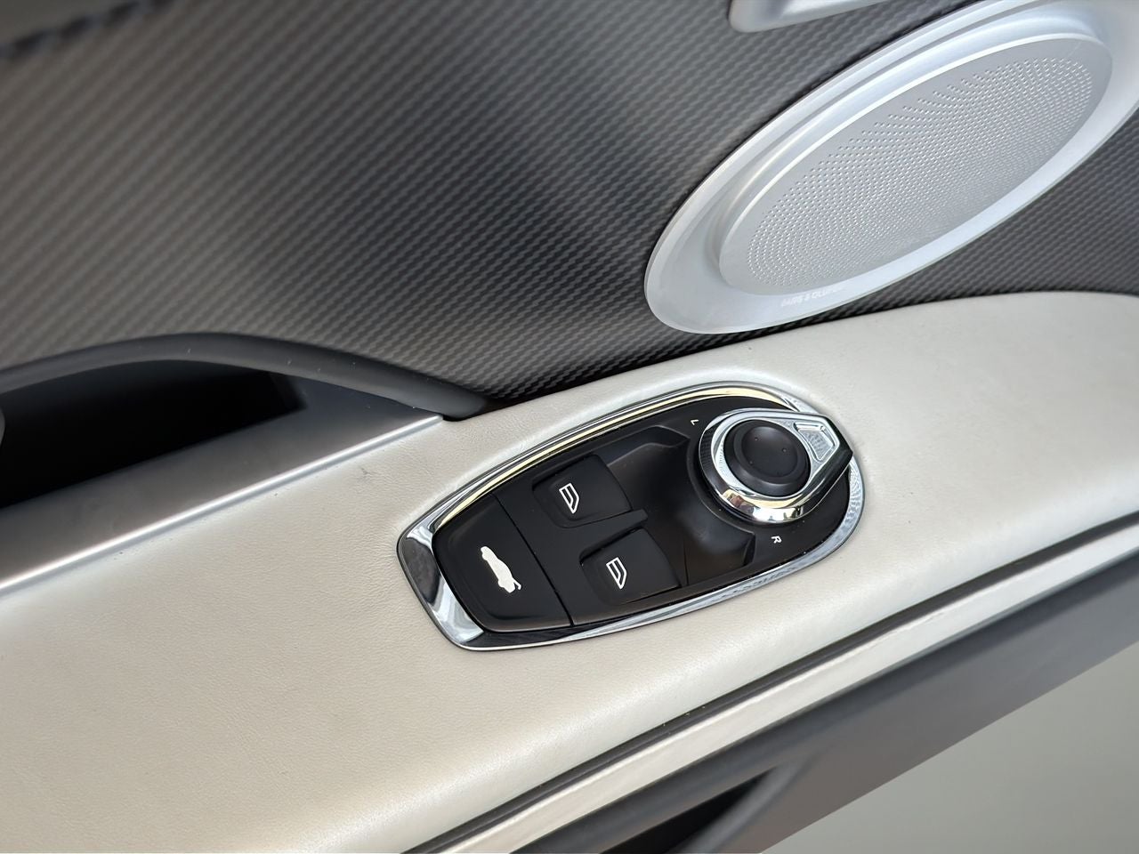2023 Aston Martin DBS Volante