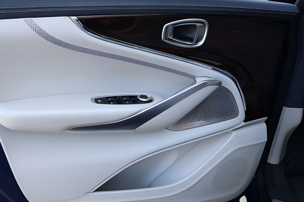 2025 Aston Martin DBX 707