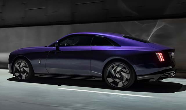 Side profile of the Rolls-Royce Black Badge Spectre, highlighting its sleek coupe silhouette, aerodynamic lines, and signature Black Badge detailing.